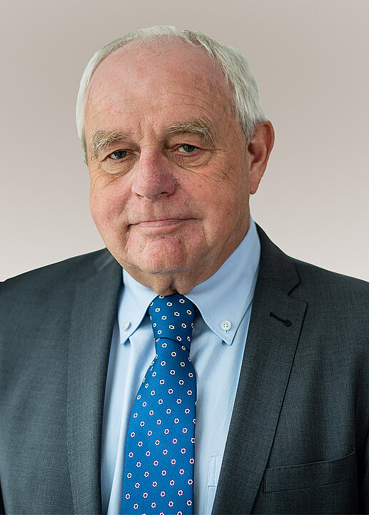 Dr. Peter Seifried<span>Ehrenvorsitzender</span>